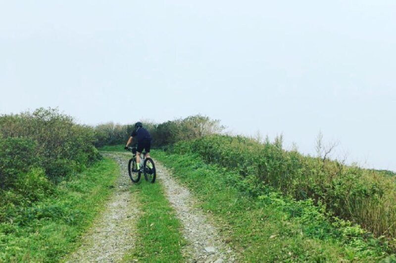 中津明神山山頂「天空の林道」を進むマウンテンバイク