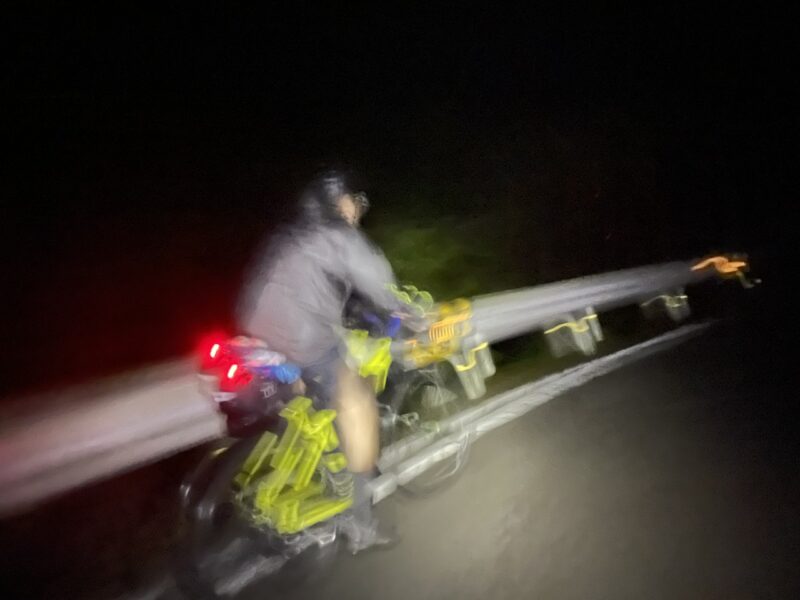 暗闇を進むバイクパッキング仕様の自転車