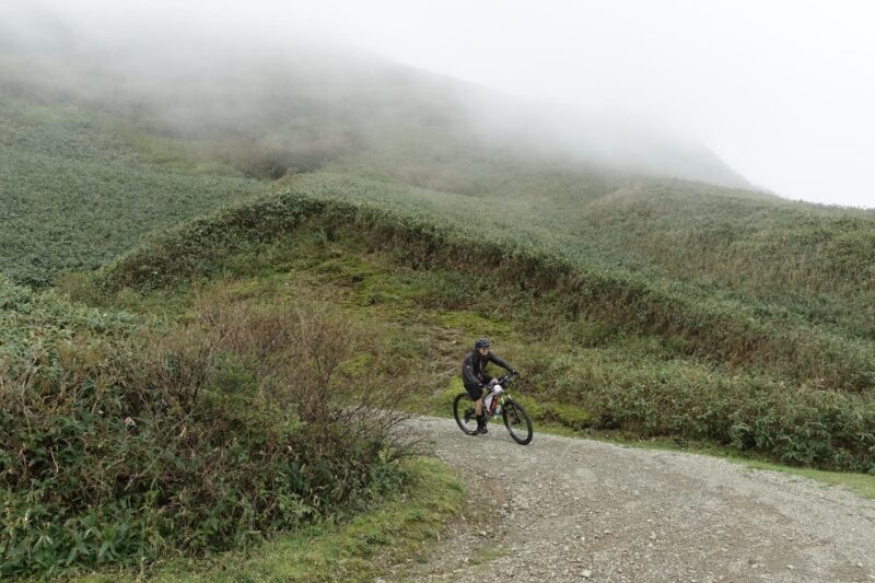 中津明神山山頂「天空の林道」を進むマウンテンバイク