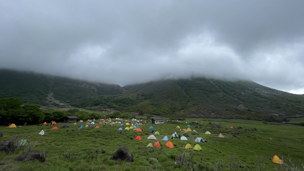 坊ガツルキャンプ場にたくさんのテントが立つ