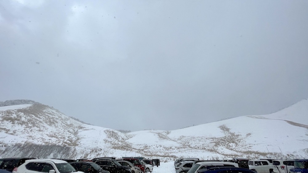 くじゅう森林公園スキー場の駐車場から見た一目山